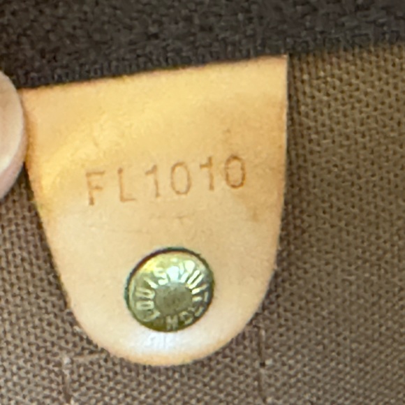 Louis Vuitton keepal bandolier (monogram) - Picture 7 of 16